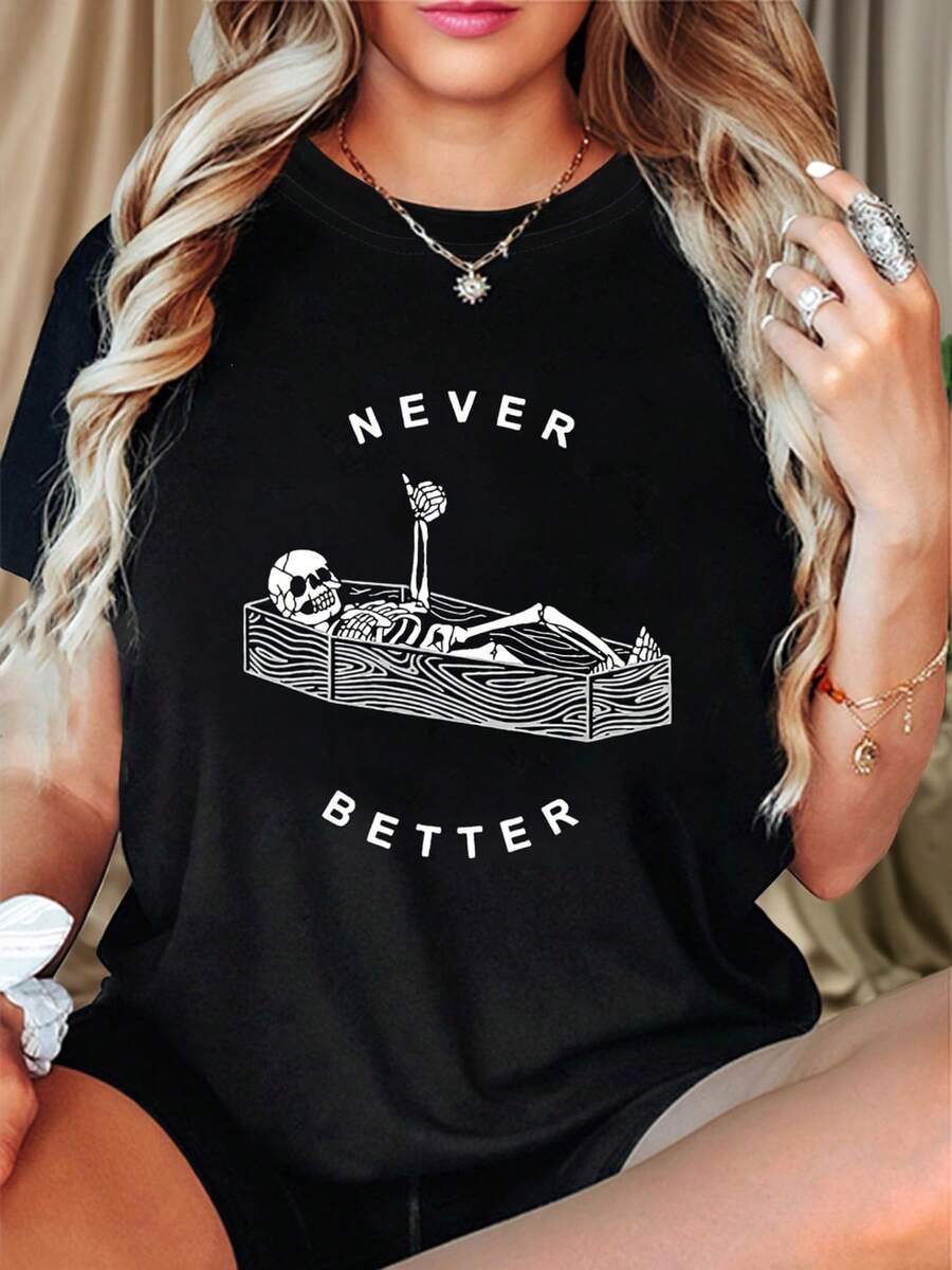 Talla - Talla - Un Esqueleto Yace en un Coffin Dando un Pulgar Hacia Arriba con la Impresión NEVER BETTER en una Camiseta Elegante Casual de Cuello Redondo para Mujer de Talla para Primavera y Verano - Negro - Ver 1