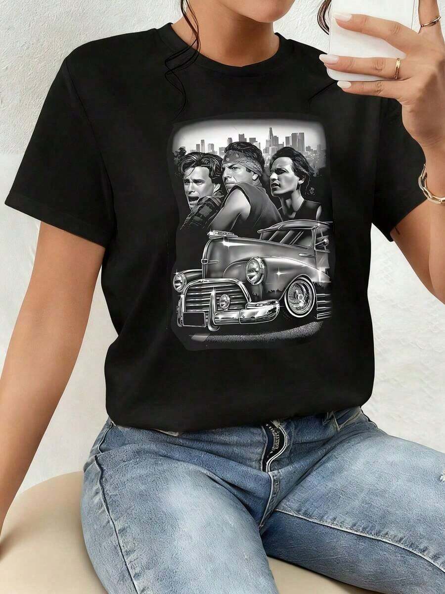 The Image Features A Shiny Classic Car With Details And A Group Of People In Urban Attire In Front Of A Modern Cityscape, Symbolizing Strength, Independence, And The Memory Of Street Culture. Women's 100% Cotton T-Shirt, Comfortable Clothing. - 黑色 - 查看 1