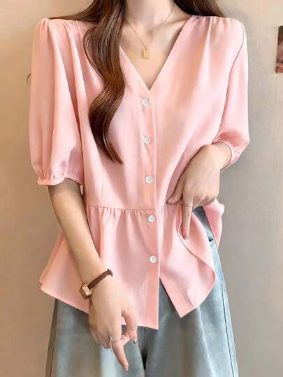Chemisier élégant à col V et volant à l'ourlet pour femme, chemise en polyester de couleur unie avec détail plissé, en tissu tissé, avec fermeture boutonnée à l'avant, chemise casual pour le printemps, l'été et l'automne