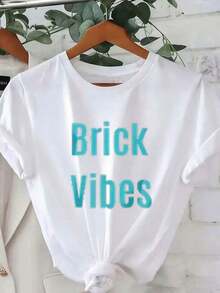 PremiumFashionable White Short-Sleeved T-Shirt With A Block Print, Paired With Pants With Drawstrings |   Blue Decorative Text, Wooden Hanger, Green Leaves And White Brick Wall Background - Casual Summer T-Shirt, Regular Fit, Round Neck. New Summer Wo's T-Shirt, Casual And Comfortable Crew Neck TopGift Idea - 白色 - 查看 7