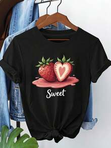 Exclusive T-Shirt For Strawberry Lovers, Featuring A Strawberry Heart Print. This  Plus-Size Women's Casual T-Shirt Has A Round Neck And Is Perfect For Spring And Summer. It's Suitable For Lively Outings, Outdoor Activities, Daily Commutes, And Offers Versatile And Stylish Wear. - 黑色 - 查看 7