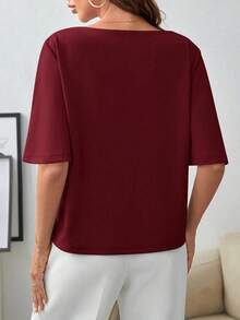 Camiseta elegante y minimalista de mujer con cuello de barco, hombros caídos y mangas cortas, de unicolor - Burdeos - Ver 3