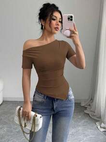 Camiseta de punto elástica de corte asimétrico con hombros oblicuos y volantes para mujer, de primavera/verano, camiseta de señora cómoda y de moda - Marrón - Ver 1