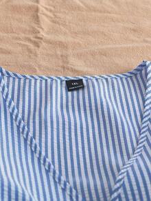 Vestido mini elegante y casual para vacaciones de mujer talla grande con cuello en V a rayas azul y blanco, manga corta, lazo en la cintura, corte evasé y volante asimétrico en el bajo - Azul y blanco - Ver 5