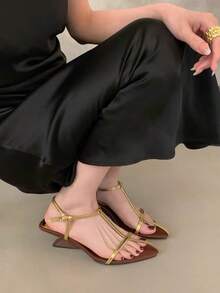 复古细带凉鞋，独特设计不对称坡跟高跟鞋，露趾，女士夏季鞋履 - 金色 - 查看 4