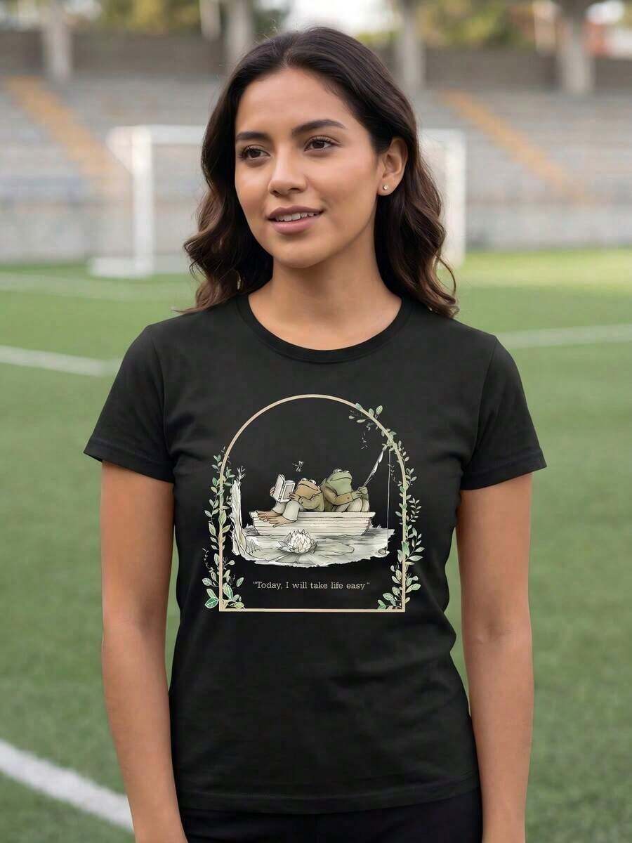 Women's Blouses. T-Shirt With Frog And Toad Print On A Boat, T-Shirt With The Phrase "Today I Will Take Life Easy", Short Sleeve With Casual Round Neck, Clothing Inspired By Retro Book Characters. - 黑色 - 查看 1