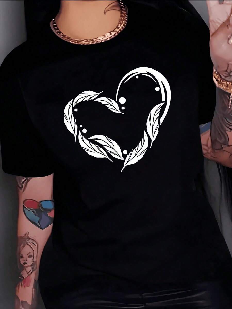 A Heart Formed By Delicate Feathers Symbolizing Freedom, Strength, And Pure Love In Perfect Harmony, Creating A Connection With Nature And The Gentlest Spirit. A Modern, Comfortable, Casual Women's T-Shirt For Everyday Wear. - 黑色 - 查看 1
