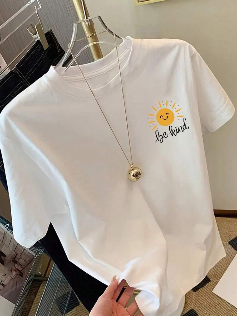 1 camiseta blanca con la frase "No olvides ser amable", con un sol sonriente y letras escritas a mano. |   Camiseta de manga corta y cuello redondo de corte holgado, ligera y transpirable, ideal para primavera/verano, ropa casual de energía positiva, lavable a máquina, 180g 100% algodón. - Blanco - Ver 1