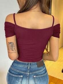 Camiseta ajustada de mujer con hombros abiertos y fruncidos de unicolor elegante, top de verano para salir - Burdeos - Ver 4