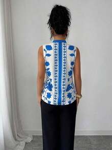 Blusa con cuello en V, estampada y sin mangas con cierre a media altura - Multicolor 2 - Ver 2