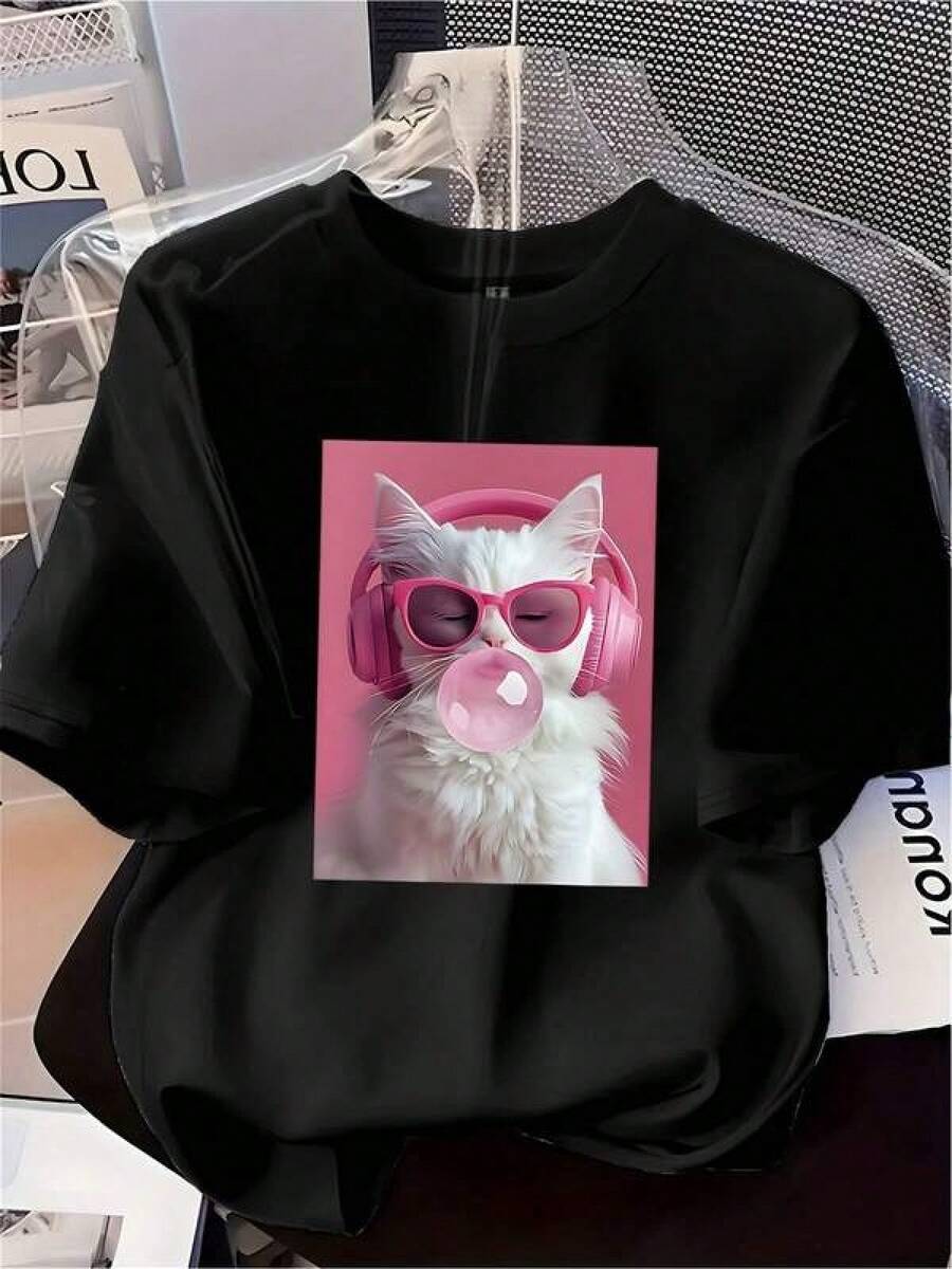 Camiseta negra informal de manga corta con cuello redondo para hombre,Camisetas Para Mujer Camiseta única Y2K con diseño de gato moderno usando gafas de sol y auriculares rosados, perfecta para amantes de las mascotas y la moda, ideal para dar un toque divertido a tu estilo diario. ¡Atrévete a lucirla y destaca en cualquier ocasión! - Negro - Ver 1