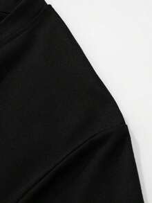 100% Pure Cotton, Breathable And Gentle On The Skin. Classic Crew Neck Design, Slim Fit, And Flattering For All Body Types. Fashionable Print With A Minimalist Style And High-Quality Finish. Unisex Design Perfect For Matching Outfits, Ideal For Everyday Wear, Dates, Leisure, And Streetwear – Versatile And Timeless. - 黑色 - 查看 4