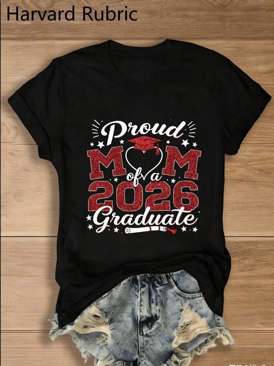 Camiseta "Mamá Orgullosa de un Graduado de 2026" - 1 pieza, 100% Multicolor, Cuello Redondo, Moda Y2K, Vintage, Transpirable, Ropa Urbana, , Casual, Versátil, Esencial de Verano - Regalo para Reuniones Familiares, Camiseta de Graduación Universitaria para Mujer - Negro - Ver 1