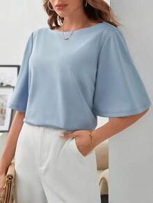 Camiseta elegante y minimalista de mujer con cuello de barco, hombros caídos y mangas cortas, de unicolor - Celeste - Ver 3