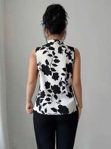 Blusa con cuello en V, estampada y sin mangas con cierre a media altura - Multicolor 7 - Ver 2