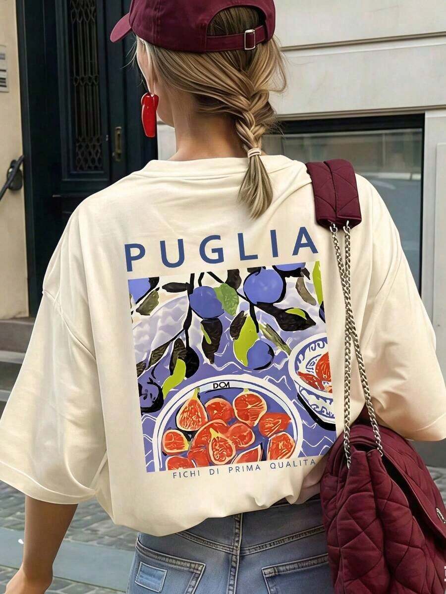Camiseta Casual de Mujer, Color Crema, Holgada, con Estampado de Higo y Aceituna "Puria", Cuello Redondo, Manga Corta, Corte Holgado, Estilo Mediterráneo, Estilo Italiano, Casual Urbano, Viajes Culinarios, Moda de Verano con Estampado de Flores de Cerezo