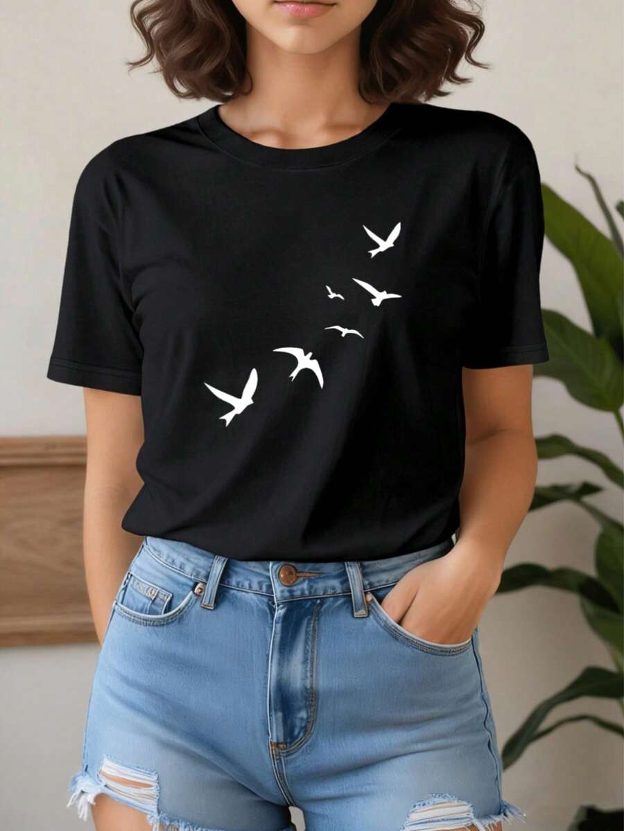 The Women's Bohemian Style Shirt 002 Features A Heat-Transfer Design, Creating A Mysterious Watercolor Blouse Effect. This Short Black Shirt, Adorned With Elegantly Illustrated Birds, Serves As A Classic Yet Contemporary Piece Suitable For Any Occasion. - 黑色 - 查看 1