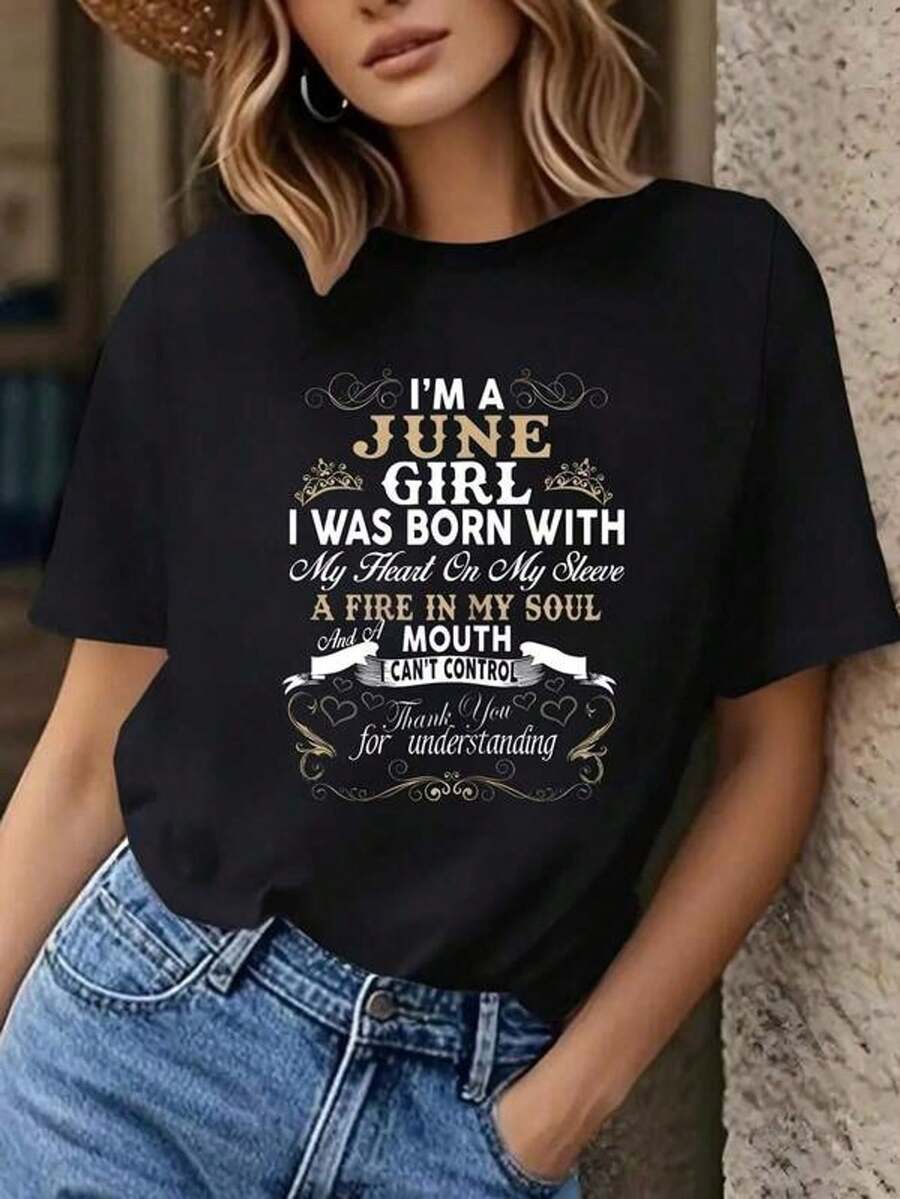 Women's Short-Sleeved, Round-Neck Black T-Shirt With Gold Lettering And Floral Motifs. Machine Washable, Breathable, And Versatile, Ideal For Everyday Wear And As A Gift. - 黑色 - 查看 1