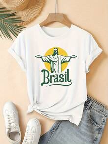 Camiseta del equipo de fútbol femenino brasileño - Ligera, lavable a máquina, base verde con diseño del logotipo del equipo brasileño en amarillo y blanco, de manga corta, cuello redondo, estilo casual, adecuada para el verano y como ropa de aficionado, atuendo cómodo para los días de juego. - Blanco - Ver 1