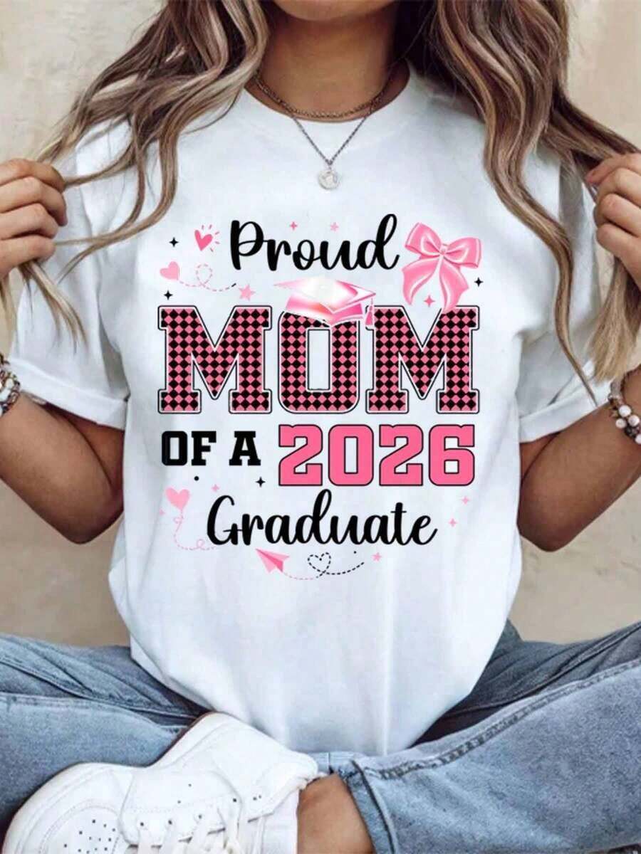 "Proud Mom Graduate 2026" T-Shirt For Graduation Celebration, Gift For Mom, Pink And Designer, Casual T-Shirt For Women, 220g - Urban Vintage Style, Unisex, Loose Fit, Cotton, Short Sleeve, Crew Neck, 100% Pure Cotton - 白色 - 查看 1
