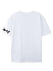T-shirt graphique souvenir rétro Disney pour homme, orné d'une silhouette classique de Mickey Mouse, col rond, manches courtes et confectionné en 100 % coton. Avec son design audacieux d'inspiration vintage, ce t-shirt réinvente le souvenir emblématique des parcs : Mickey trône au centre, au-dessus de son logo aux oreilles, avec un texte lumineux et accrocheur : << MON PREMIER VOYAGE À DISNEY ». Un nom et une année personnalisables ajoutent une touche personnelle, tandis que l'imprimé Disney assorti sur la manche harmonise le tout. Fabriqué en coton doux et de haute qualité, il est idéal pour un look décontracté, une visite aux parcs d'attractions ou simplement pour ajouter une touche de nostalgie à votre garde-robe. Ses couleurs rétro et son design épuré en font une pièce polyvalente que vous porterez sans cesse. - Blanc - Voir 2
