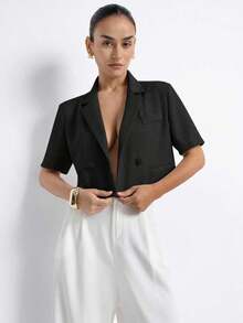 Nueva chaqueta elegante y sofisticada de tela texturizada con cuello de solapa, diseño de espalda cruzada, cintura corta y mangas cortas para estilizar la figura de la mujer - Negro - Ver 7