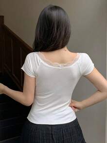 Camiseta de manga corta con contraste de encaje y lazo para mujer, tops lindos para salir, tops para el Día de San Valentín - Blanco - Ver 6
