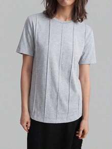 2026 Primavera/Verano Camiseta casual de mujer de manga corta con diseño de rayas de unicolor y cuello redondo, adecuada para el estilo casual urbano, la moda minimalista, el transporte urbano, la sencillez elegante, el Día del Maestro, la tela de p - Gris - Ver 6