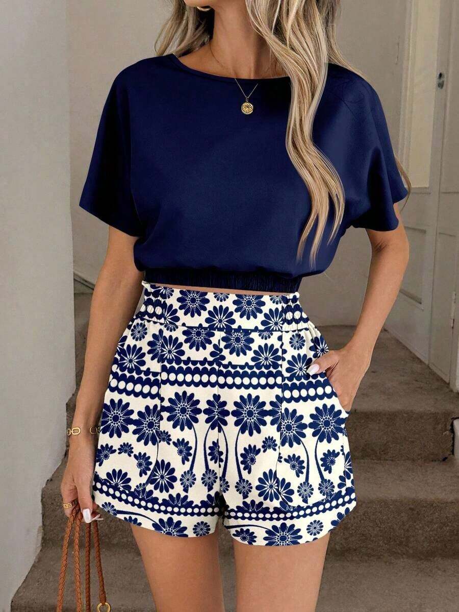 Conjunto de 2 piezas casual y elegante para primavera/verano con blusa de cuello redondo con estampado floral vintage y dobladillo recogido, y shorts con bolsillo con volante en la cintura - Multicolor 2 - Ver 1