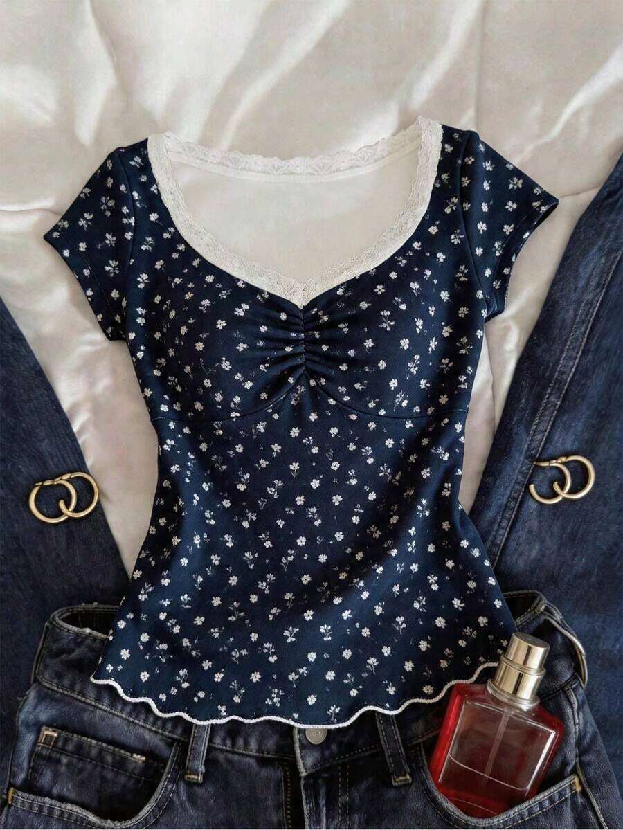 Camiseta de mujer de manga corta con cuello en V y lunares blancos de encaje, top corto con cintura fruncida y volantes en el bajo, estilo dulce y picante - Azul marino - Ver 1