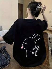 Camiseta de algodón negra con diseño exclusivo de conejo en la espalda estilo y2k perfecta para practicar moda urbana y destacar tu personalidad en cualquier ocasión compra tu camiseta única hoy mismo y luce un estilo atrevido y divertido Cómoda y versátil para escuela, trabajo, salidas y eventos casuales - Negro - Ver 1