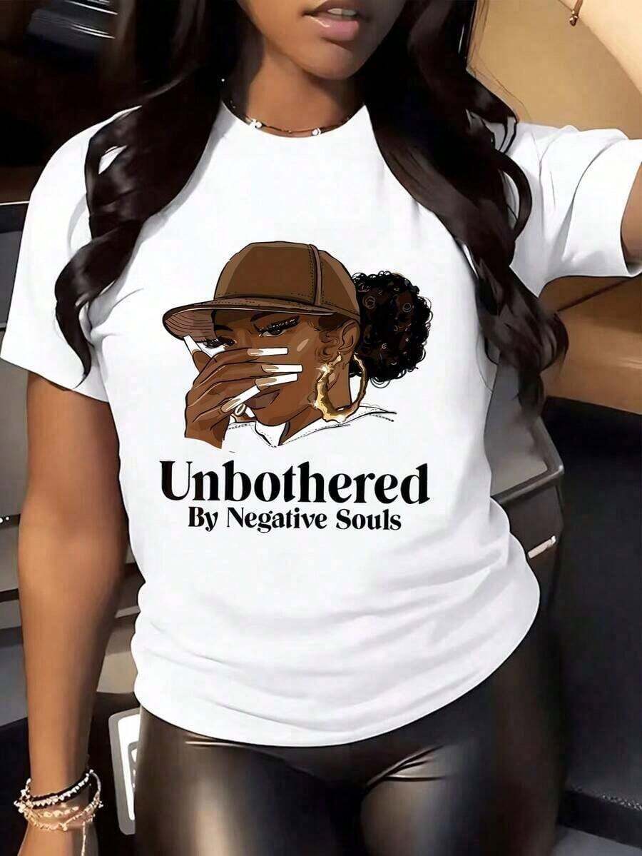 - Camiseta de cuello redondo de gran tamaño para mujer - Estampado gráfico "Unbothered By Negative Souls" con cadenas doradas y letras, camiseta casual de verano, tela transpirable de elasticidad media, diseño con mensaje positivo para confianza diaria - Camisetas unisex de algodón estampado vintage casual de verano para parejas - 100% algodón - Blanco - Ver 1