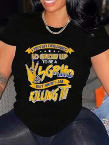 Camiseta con capucha de la hermandad Sigma Gamma Rho - 100% algodón, 220 g/m² de peso pesado, negra con letras griegas amarillas y la frase "Nunca soñé que llegaría a ser Sigma Gamma Rho, ¡pero aquí estoy, destrozándolo!". Imprimir,- - Negro - Ver 1
