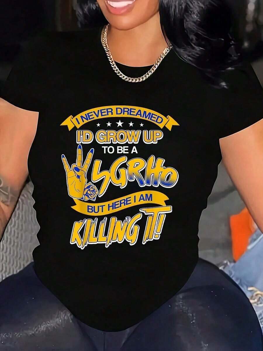 Camiseta con capucha de la hermandad Sigma Gamma Rho - 100% algodón, 220 g/m² de peso pesado, negra con letras griegas amarillas y la frase "Nunca soñé que llegaría a ser Sigma Gamma Rho, ¡pero aquí estoy, destrozándolo!". Imprimir,- - Negro - Ver 1