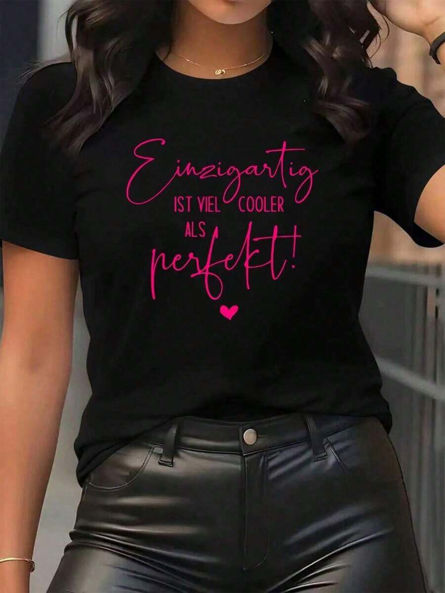 Suave, transpirable y ligera para comodidad durante todo el día. Camiseta de manga corta hecha de un tejido único, diseñada para el personal de restaurantes.Presenta un elegante estampado rosa, que garantiza comodidad y durabilidad.Esta prenda ligera y transpirable es perfecta para uso casual y actividades cotidianas. Cuenta con un cuello redondo clásico y un corte relajado que favorece todas las formas del cuerpo y es fácil de combinar con jeans, shorts y leggings. - Negro - Ver 1