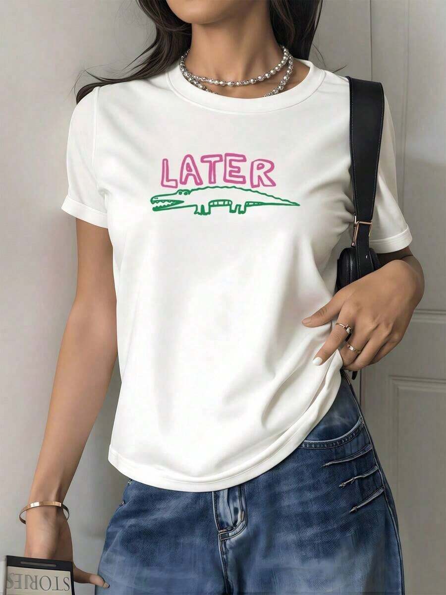 Under The RadarEstampa de cocodrilo verde con la palabra LATER en rosa que simboliza la calma antes de actuar y la fuerza del equilibrio interior camiseta para mujer 100% algodón suave y cómoda para uso diario-Vintage Street Style Unisex Loose Cotton Short Sleeve Crew Neck T-Shirt - Blanco - Ver 1