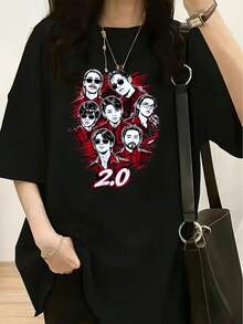 Camiseta estampada premium de verano para mujer, con una imagen de dibujos animados de un hombre con una camisa roja, utilizando un dibujo lineal en blanco y negro con relleno rojo, en estilo cómic americano. Las gafas de sol y el peinado impecable realzan la aura fresca y elegante, combinando perfectamente con la estética de diseño de los fans de grupos de ídolos. Camiseta estampada - Top casual de manga corta con cuello redondo para mujer, hecha de una suave mezcla de poliéster, corte holgado, un artículo de moda imprescindible para primavera y verano. - Negro - Ver 12