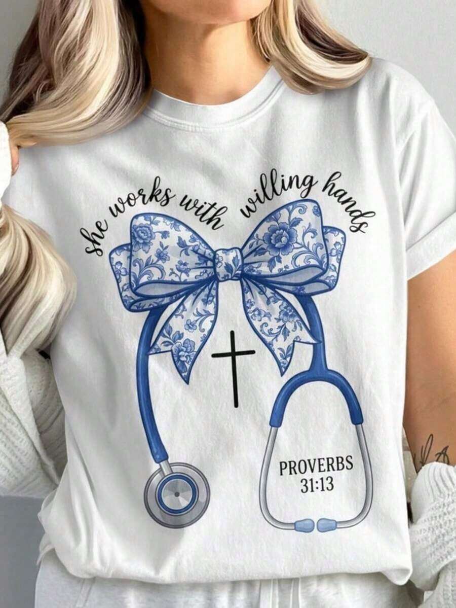 1 Simple Style Black Cartoon T-Shirt, "She Works With Willing Hands" T-Shirt, Nursing Student T-Shirt, Toile De Jouy, Christian Nurse Gift With Chinese Motifs, T-Shirt With Stethoscope And Bow. - 白色 - 查看 1