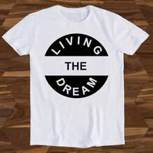 Camiseta con Diseño Divertido de Cumpleaños Militar, Frase de Viviendo El Sueño, de Película, Regalo Divertido - Blanco - Ver 1