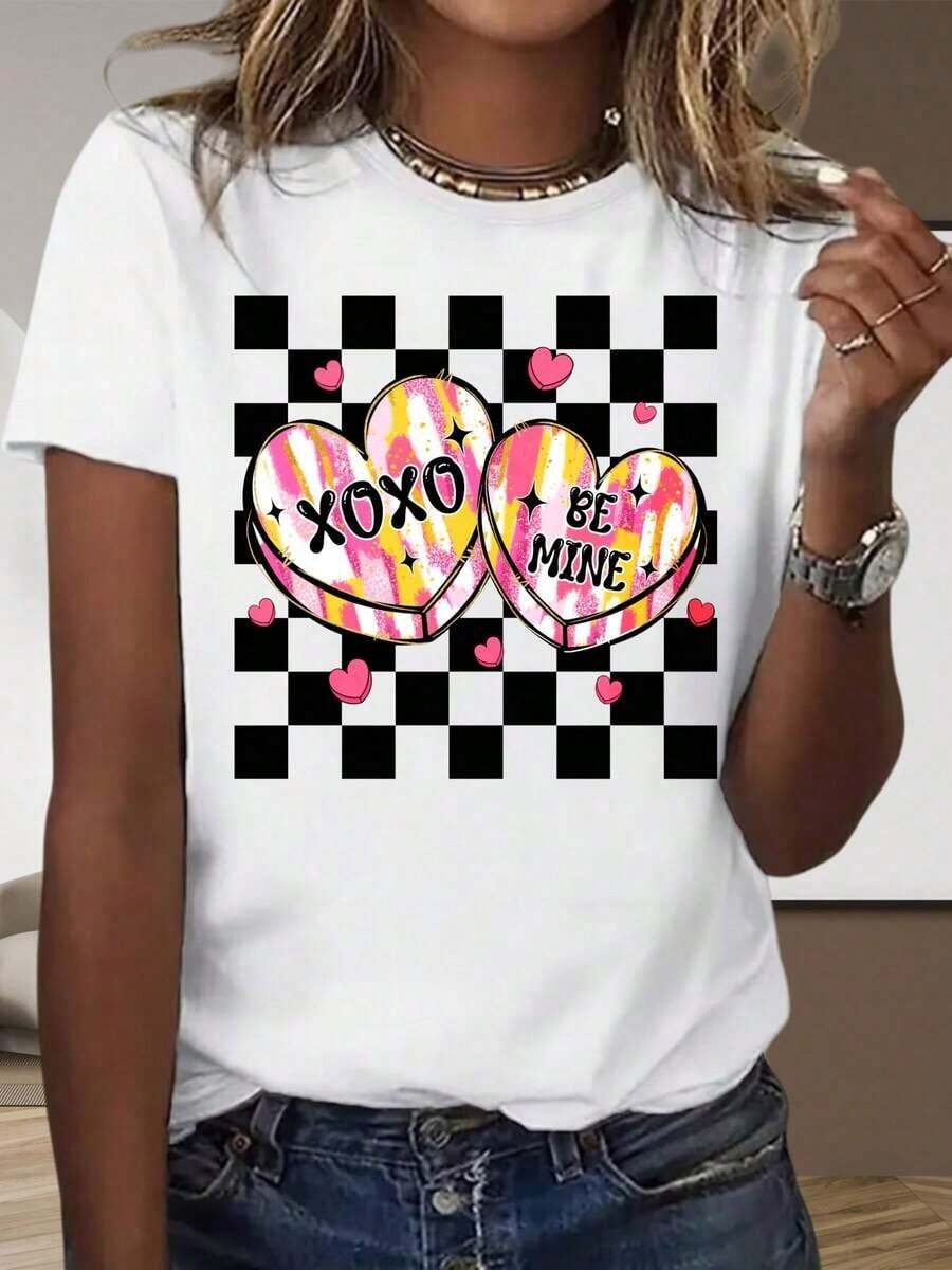 Women's Black And White Short-Sleeved T-Shirt For Home And Outdoors, Featuring A Valentine's Day Heart Graphic Print, Xoxo Be Mine, And A Plaid Pattern. This Fashionable Casual Top Is Perfect For Parties And Holidays. - 白色 - 查看 1