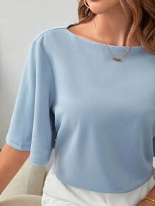 Camiseta elegante y minimalista de mujer con cuello de barco, hombros caídos y mangas cortas, de unicolor - Celeste - Ver 4