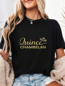 Quince Chambelan & Elegant Gold Crown, Women's Short-Sleeved T-Shirt With Elegant Text, Comfortable, Soft And Lightweight Fabric, Ideal Gift For Quinceañera Enthusiasts Or Lovers. 100% Cotton. - 黑色4 - 查看 1