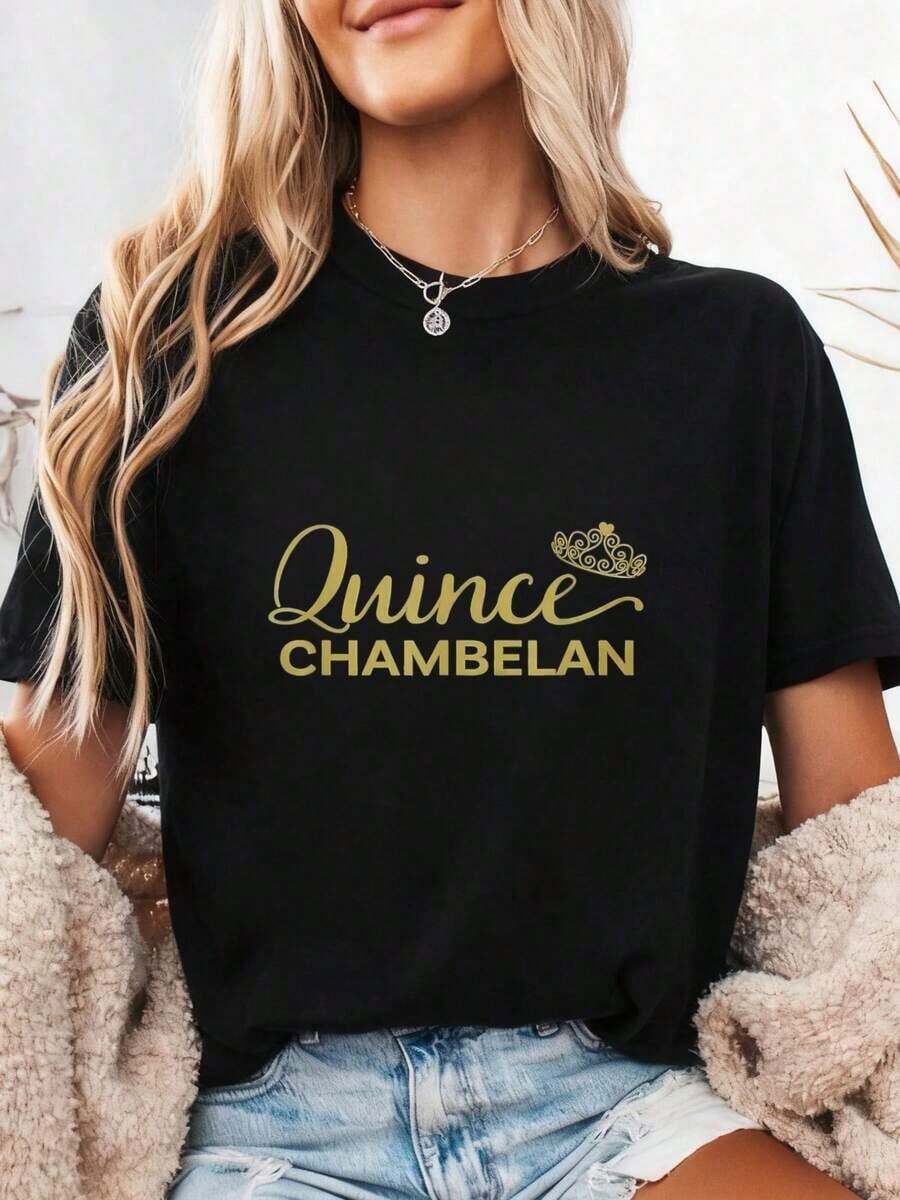 Quince Chambelan & Elegant Gold Crown, Women's Short-Sleeved T-Shirt With Elegant Text, Comfortable, Soft And Lightweight Fabric, Ideal Gift For Quinceañera Enthusiasts Or Lovers. 100% Cotton. - 黑色4 - 查看 1