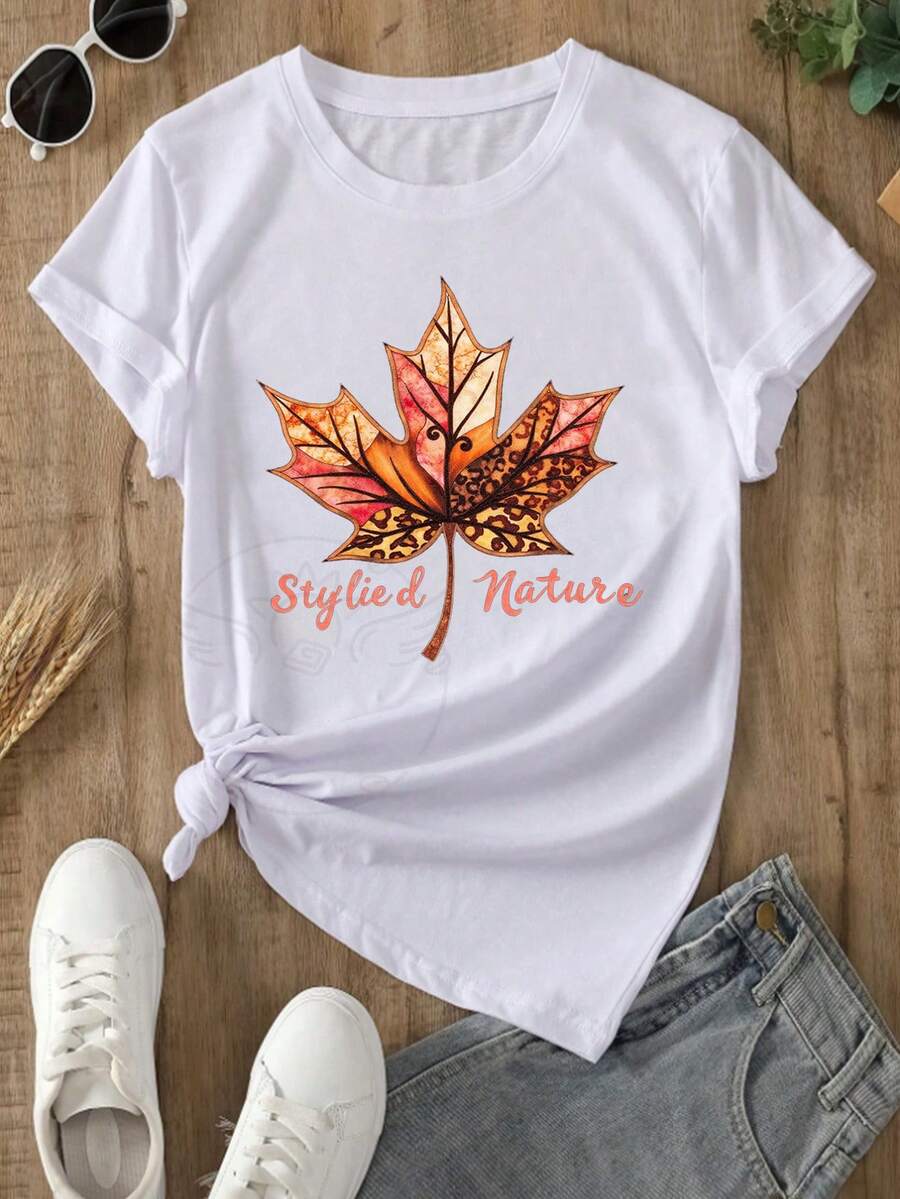 Soft, Breathable, And Lightweight For All-Day Comfort. Women's White T-Shirt With A Maple Leaf Print And Pink Text For Autumn - Short-Sleeved Crew Neck Tee, Soft And Casual, With Red And Orange Fallen Leaves And A "Still Nature" Design. Regular H-Line Fit, Machine Washable, All-Season Style, Suitable For Autumn, Winter, Christmas, And Birthdays. Classic Crew Neck With A Relaxed Fit That Flatters All Body Shapes And Is Easy To Pair With Jeans, Shorts, And Leggings. - 白色 - 查看 1