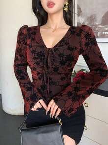 Blusa de mujer con cuello en V de malla con estampado floral, cordón ajustable, bajo asimétrico y mangas acampanadas.Adornada con lentejuelas brillantes, adecuada para verano, primavera y Día de San Valentín.Blusas de manga larga para mujer. - Burdeos - Ver 5