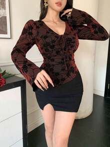 Blusa de mujer con cuello en V de malla con estampado floral, cordón ajustable, bajo asimétrico y mangas acampanadas.Adornada con lentejuelas brillantes, adecuada para verano, primavera y Día de San Valentín.Blusas de manga larga para mujer. - Burdeos - Ver 6