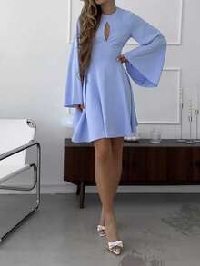 Short French Satin Party Dress With V-Neck, Open Back And Bell Sleeves, Fitted Waist - 藍色 - 查看 7