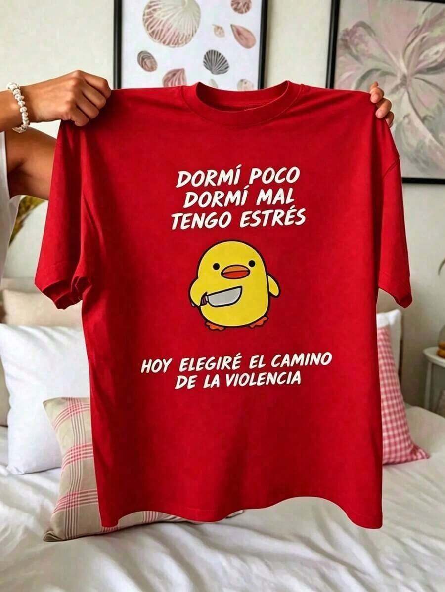 Oversized White Short-Sleeve T-Shirt With Angry Chicken And Knife Meme, Graphic Tee With Viral Phrase In Spanish: "I Slept Little, I'm Stressed", Latin Sarcastic Humor, Loose Urban Style Blouses, Cute 100% Cotton - 紅色的 - 查看 1