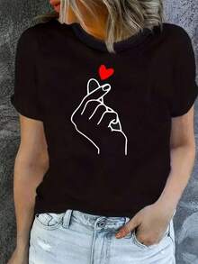 Camiseta única con diseño de mano formando corazón en color negro y detalles minimalistas estilo y2k perfecta para lucir en cualquier ocasión y destacar tu estilo personal ideal para jóvenes amantes de las  actuales y la moda urbana Cómoda y versátil para escuela, trabajo, salidas y eventos casuales - Negro - Ver 6
