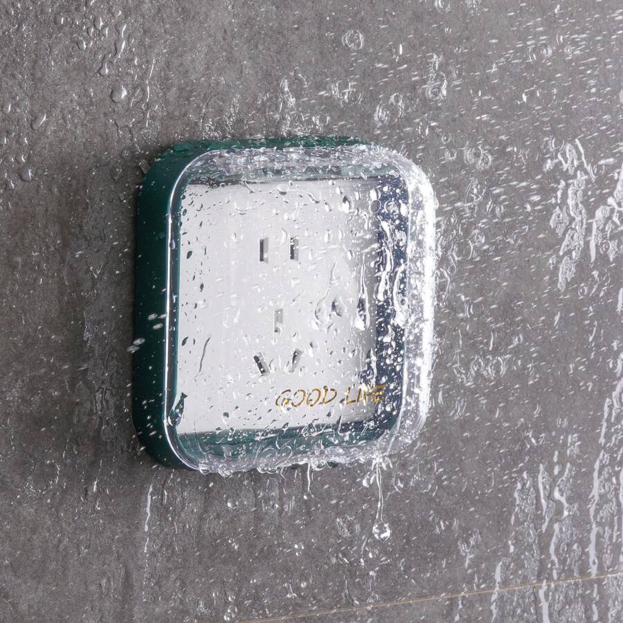 一套塑料插座防水盖。防水、防油，带背胶。适用于保护家用插座，厨房、浴室、卧室、餐厅、客厅、书房等场所。防水。防止儿童触碰。